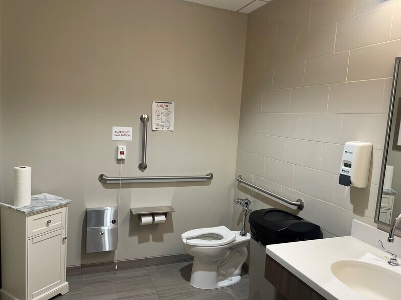 More Photos Of 100 Prairie Center Dr, Eden Prairie Unknown For Lease