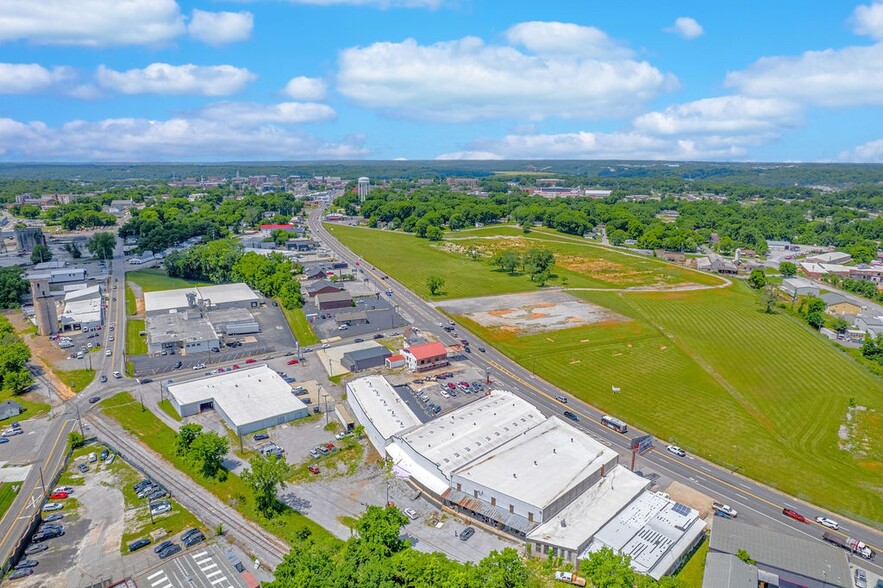 More Photos Of 1214 College St, Clarksville Warehouse For Lease