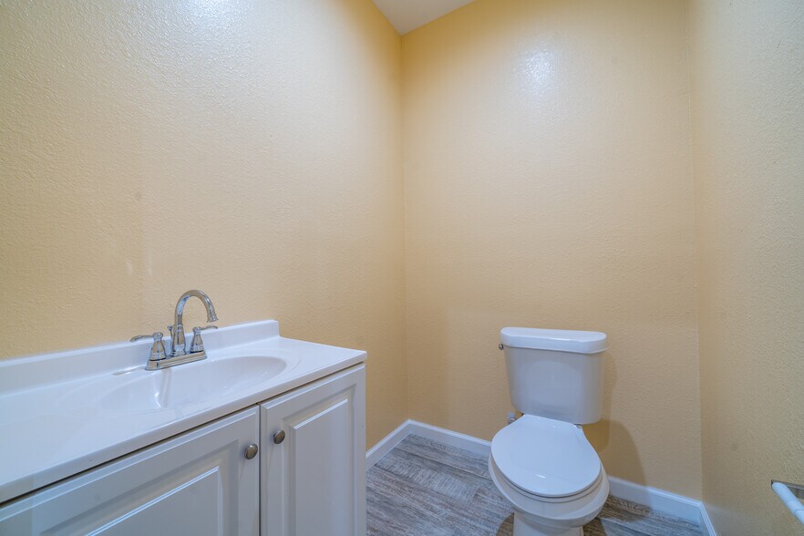 More Photos Of 6424 Queenston Blvd, Houston Light Distribution For Sale