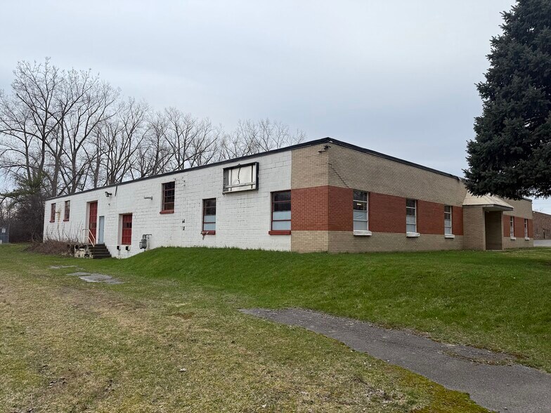 More Photos Of 6677 Moore Rd, Mattydale Flex For Lease