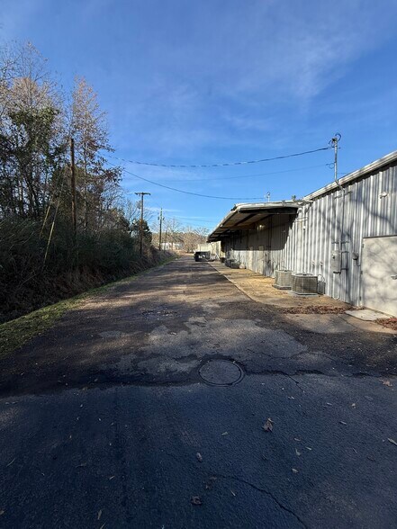 More Photos Of 602 W Bankhead St, New Albany General Retail For Lease