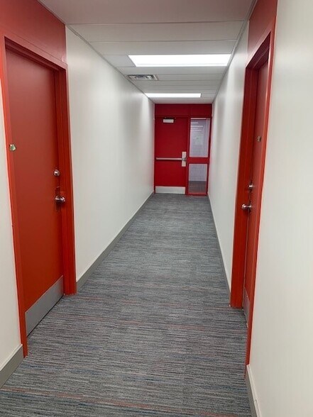 More Photos Of 1680-1690 Woodward Dr, Ottawa Office For Lease