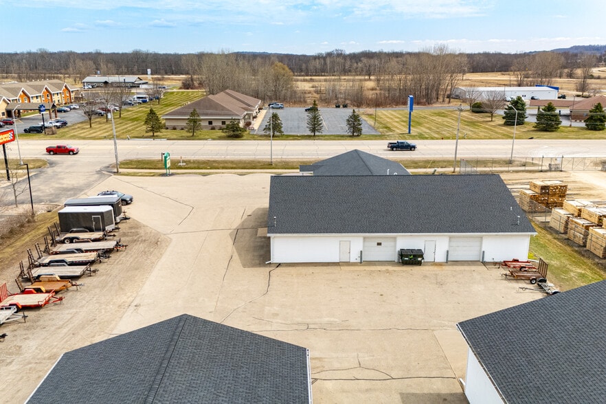 More Photos Of 1375 N Shawano St, New London Flex For Sale