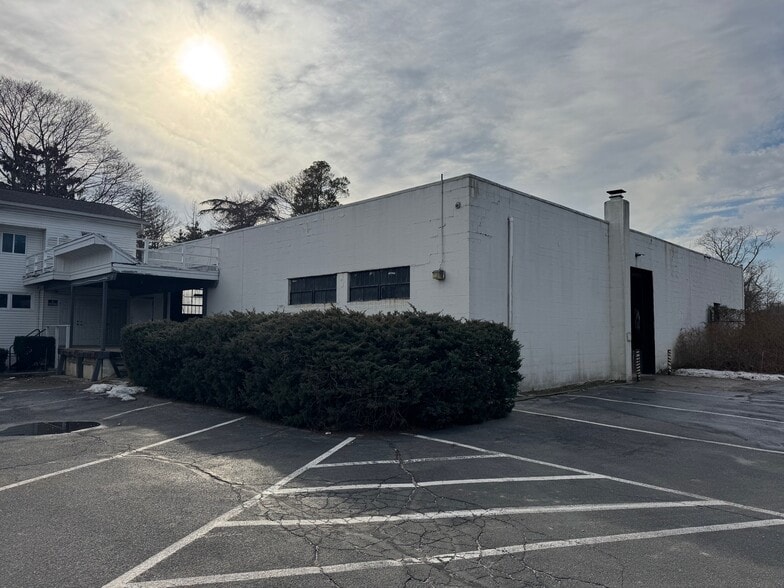 More Photos Of 32 Chichester Ave, Center Moriches Warehouse For Lease