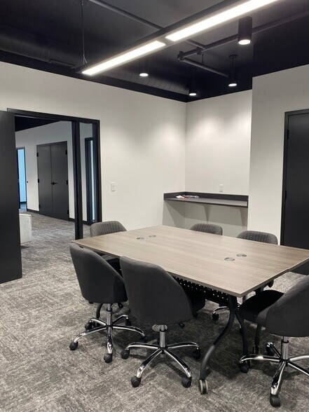 More Photos Of 504 Broadway St, Alexandria Storefront Retail Office For Lease