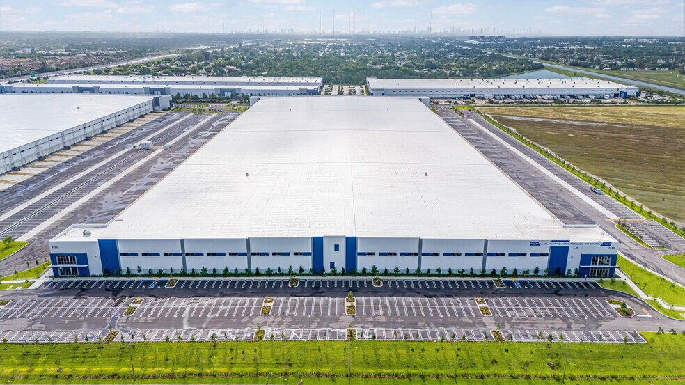 More Photos Of 21301 NW 47th Ave, Miami Gardens Warehouse For Lease