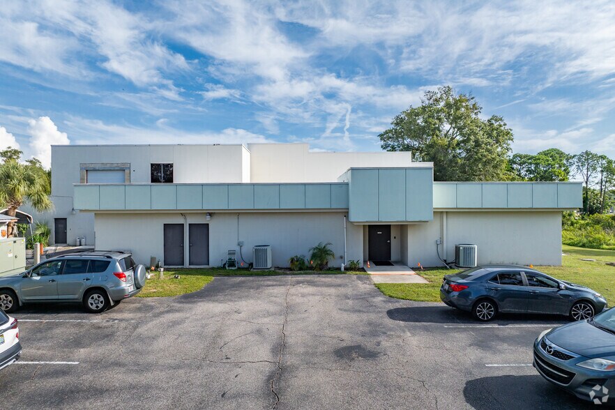 More Photos Of 2127 Grand Blvd, Holiday Light Distribution For Lease