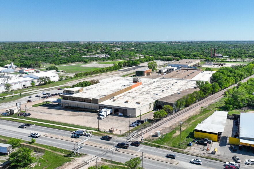 More Photos Of 1300 E Berry St, Fort Worth Warehouse For Lease