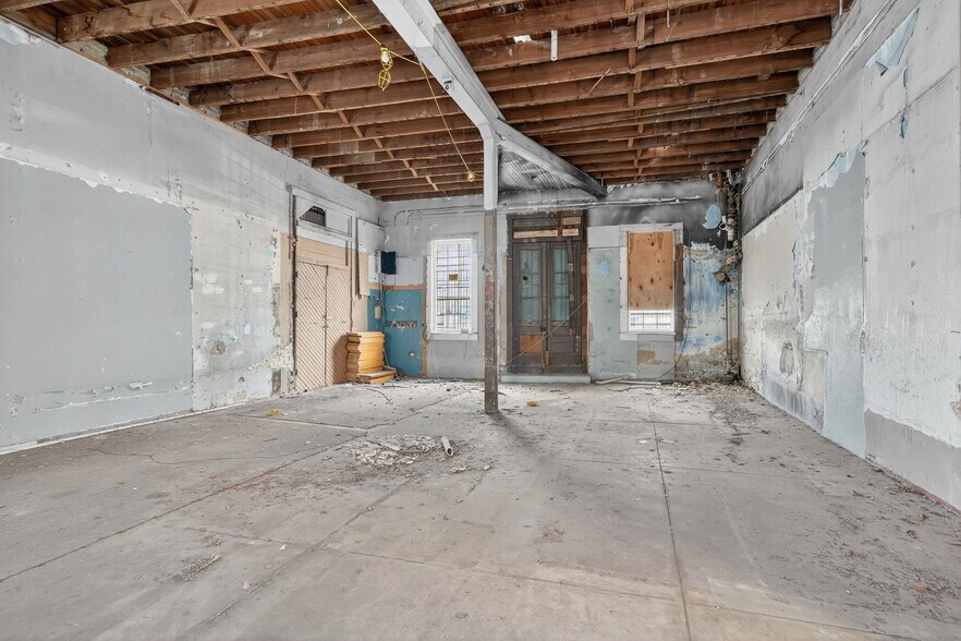 More Photos Of 1425 S Flores St, San Antonio General Retail For Sale
