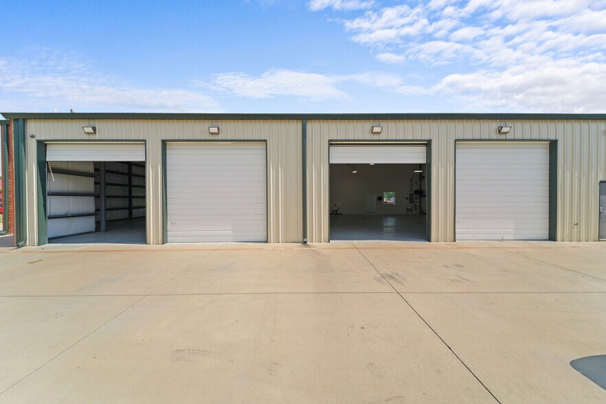 More Photos Of 414 Powerhouse St, McKinney Warehouse For Lease