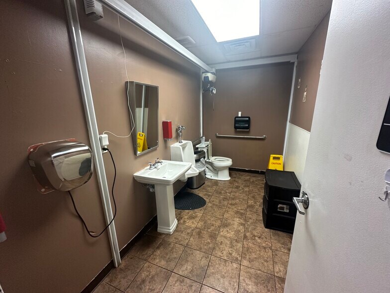 More Photos Of 725 W Main St, Massillon Freestanding For Sale