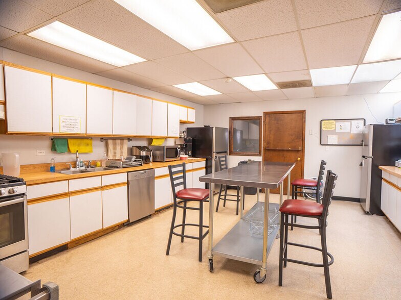 More Photos Of 5710 N Broadway St, Chicago Office Residential For Sale