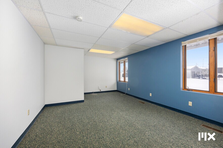 More Photos Of 21685 Northland Dr, Paris Distribution For Sale