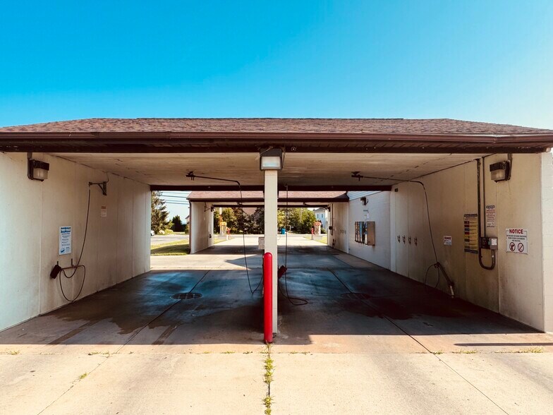 Primary Photo Of 4240 E Lake Rd, Sheffield Lake Carwash For Sale