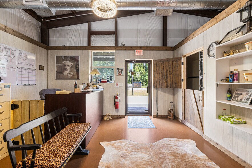 More Photos Of 819 N Main St, Gladewater Flex For Sale