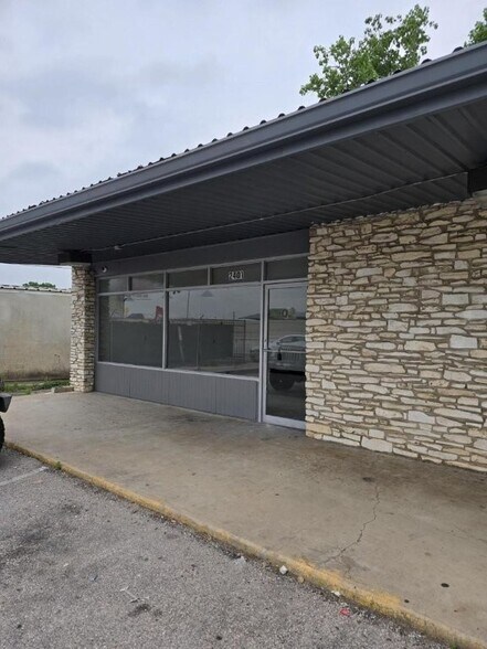 More Photos Of 2401 Highway 71 E, Del Valle Storefront For Lease