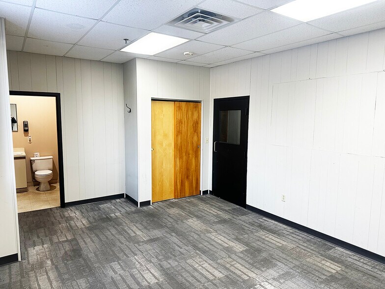 More Photos Of 340 Commerce Way, Pembroke Manufacturing For Lease