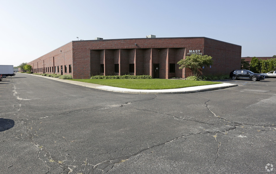 Primary Photo Of 710 Union Pky, Ronkonkoma Warehouse For Sale