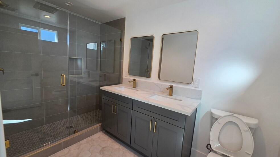 More Photos Of 19100 Victory Blvd, Tarzana Apartments For Sale