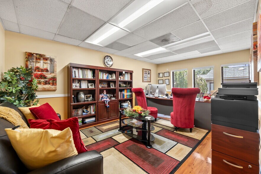 More Photos Of 101 Chestnut St, Gaithersburg Office For Sale
