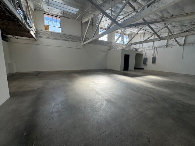 More Photos Of 3235 N San Fernando Rd, Los Angeles Manufacturing For Lease