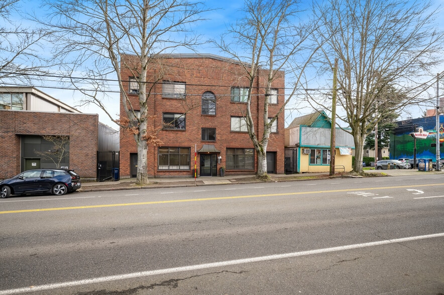 More Photos Of 8008 Greenwood Ave N, Seattle Apartments For Sale