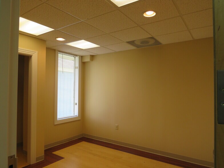 More Photos Of 9506 Hospital Ave, Nassawadox Medical For Sale