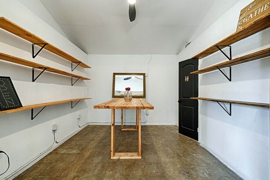 More Photos Of 2737 Carpenter Ave, Dallas General Retail For Lease