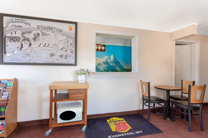 More Photos Of 1710 Harrison Dr, Evanston Hotel For Sale