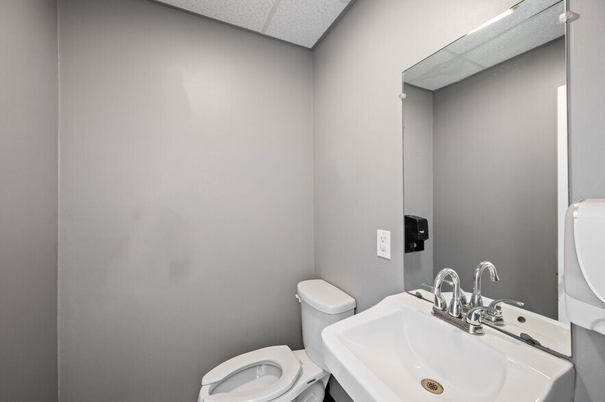 More Photos Of 122 Turnpike Rd, Westborough Unknown For Lease