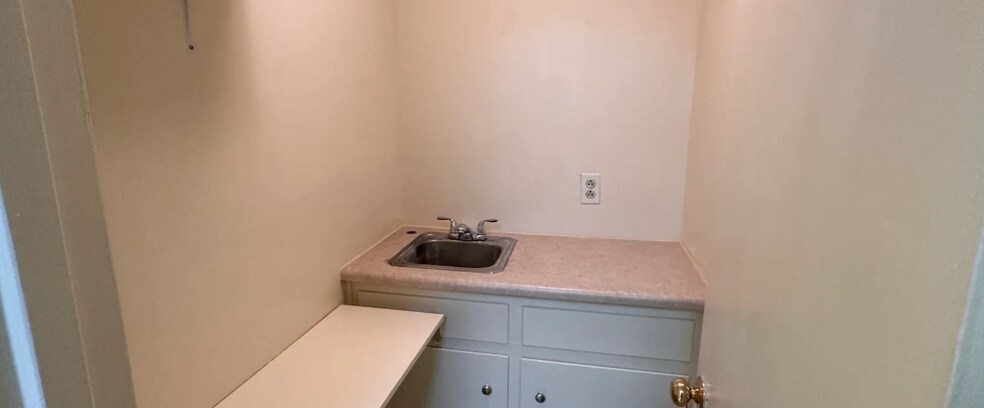 More Photos Of 1930 Braeburn Dr, Salem Medical For Sale