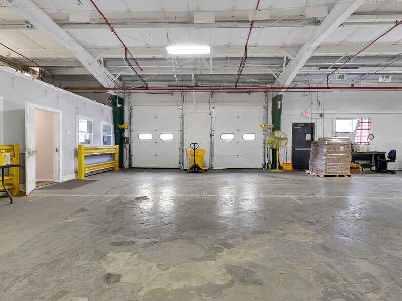 More Photos Of 16 Swamscott St, Newfields Warehouse For Lease