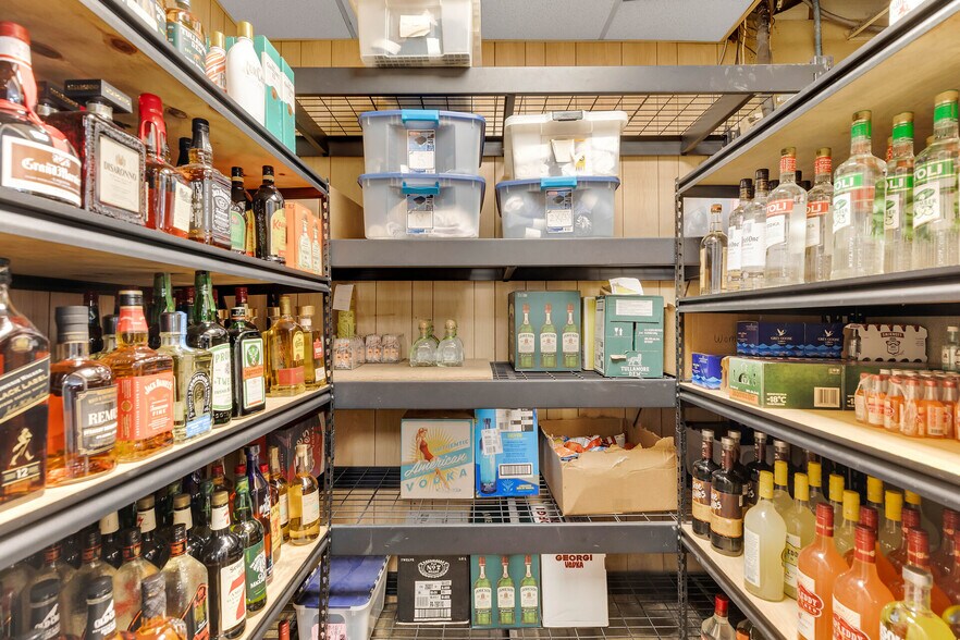 More Photos Of 1000-1006 Truman Ave, Key West Bar For Sale