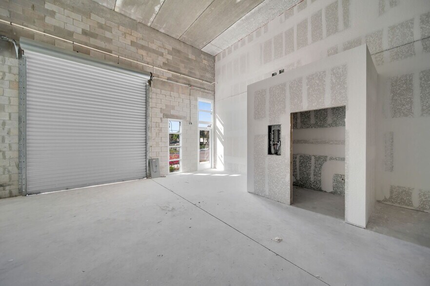 More Photos Of 1913 NE 10th Ter, Cape Coral Flex For Lease