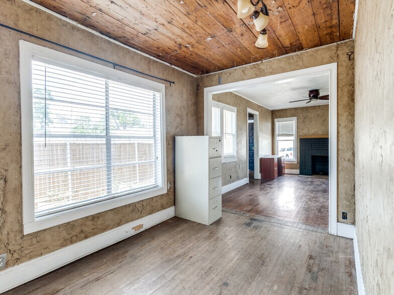 More Photos Of 5832 Live Oak St, Dallas Freestanding For Sale