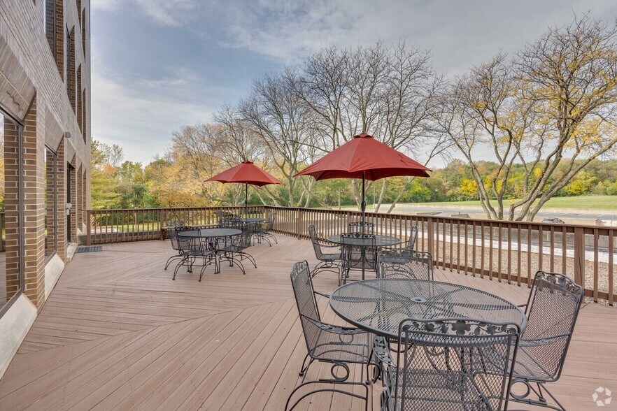 More Photos Of 1950 S Batavia Ave, Geneva Office For Lease