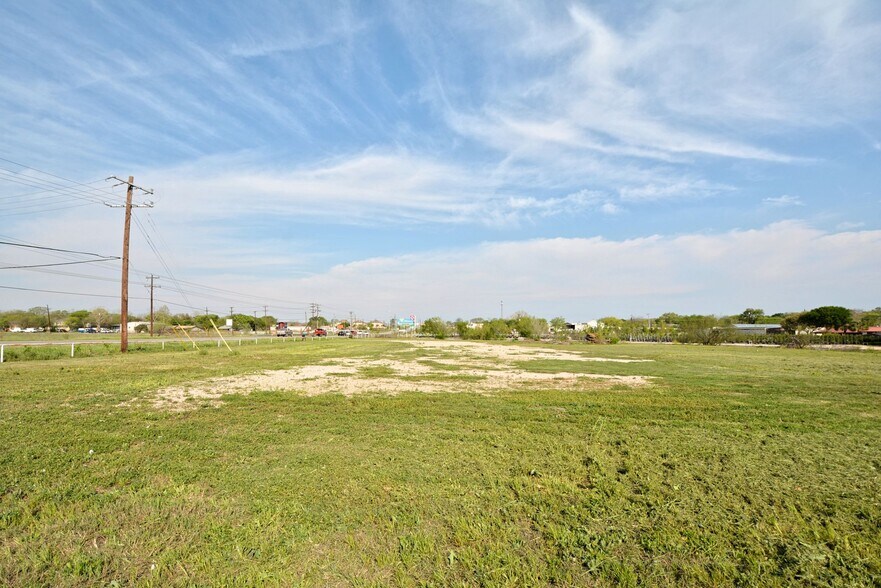 More Photos Of 120 E Zipp Rd, New Braunfels General Retail For Sale