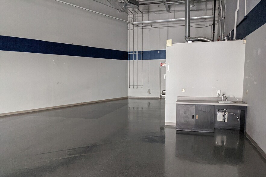 More Photos Of 12518 NE Airport Way, Portland Showroom For Lease