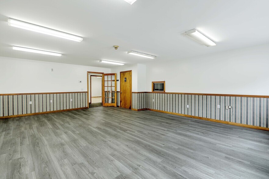 More Photos Of 1055 E Main Rd, Portsmouth Warehouse For Lease