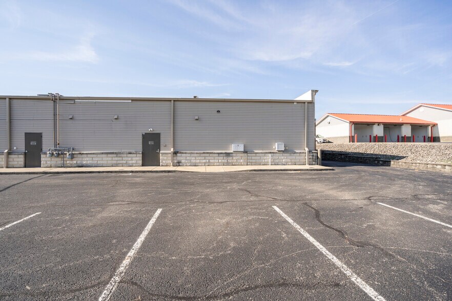 More Photos Of 120 Roberts Ln, Hillsboro Freestanding For Lease