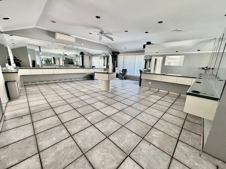 More Photos Of 408 Boston Post Rd, Darien Freestanding For Lease