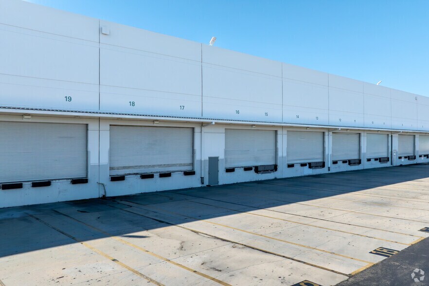 More Photos Of 250 Airport Cir, Corona Distribution For Lease