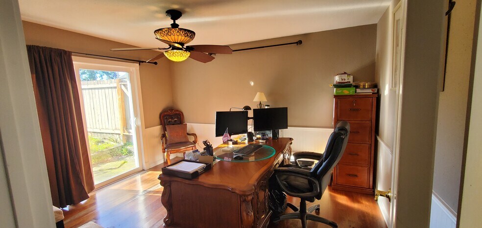 More Photos Of 2024 Madison St, Everett Office For Sale