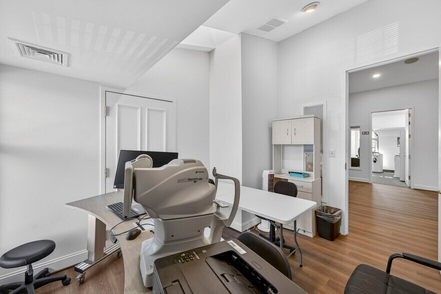 More Photos Of 10130-10134 Colvin Run Rd, Great Falls Medical For Lease