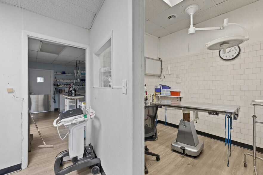 More Photos Of 5915 Belair Rd, Baltimore Veterinarian Kennel For Sale