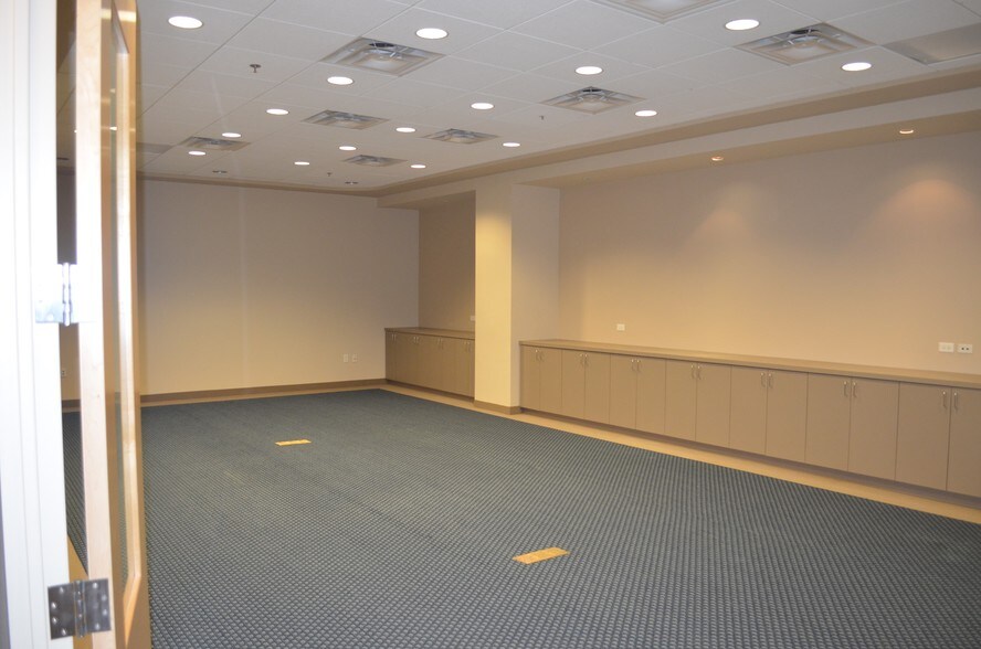 More Photos Of 4170 Lafayette Center Dr, Chantilly Light Distribution For Sale