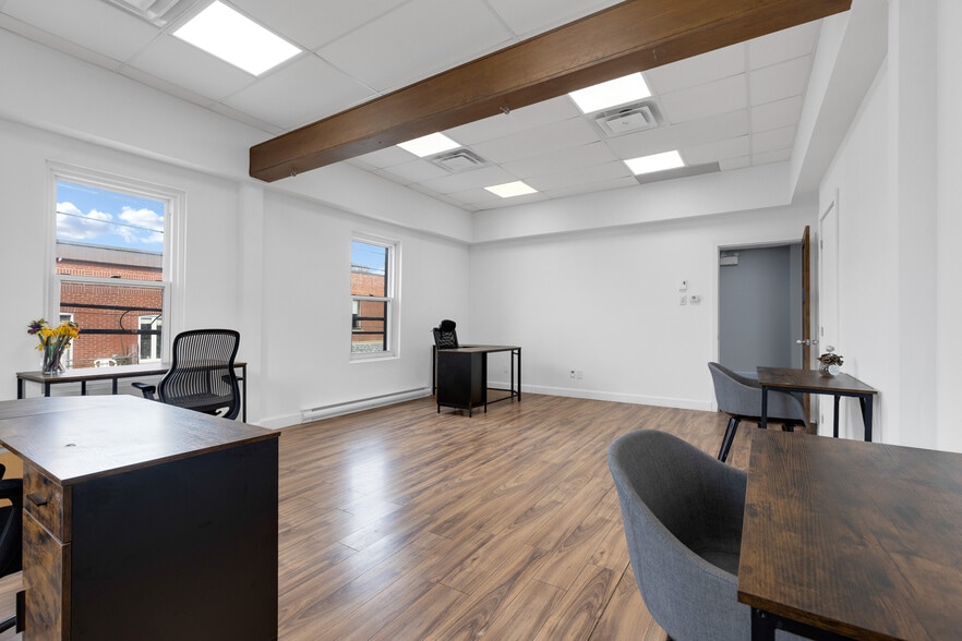More Photos Of 298-300 Ch du Bord-du-Lac-Lakeshore, Pointe-claire Storefront For Lease