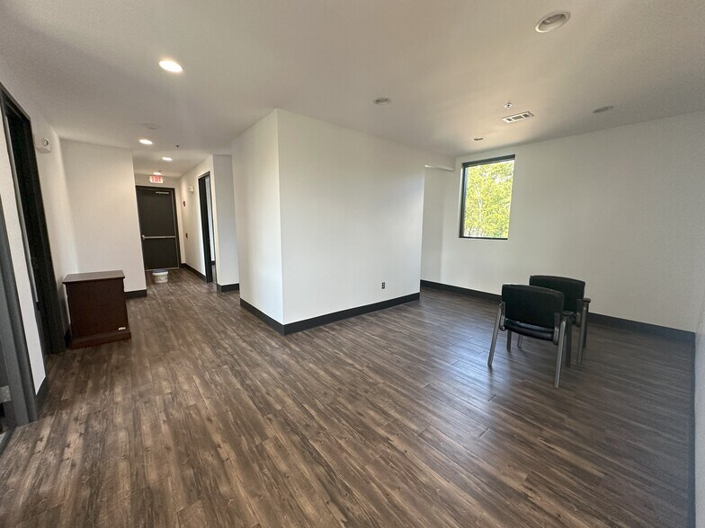 More Photos Of 1001 30th Ave, Northport Office For Lease