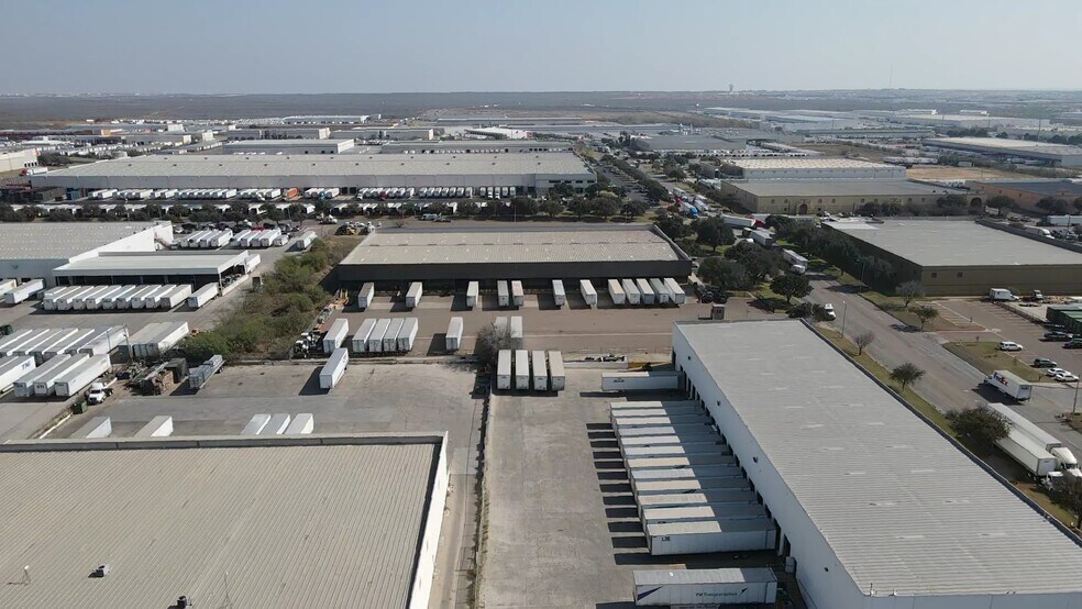 More Photos Of 8602 Killam Industrial Blvd, Laredo Industrial For Lease