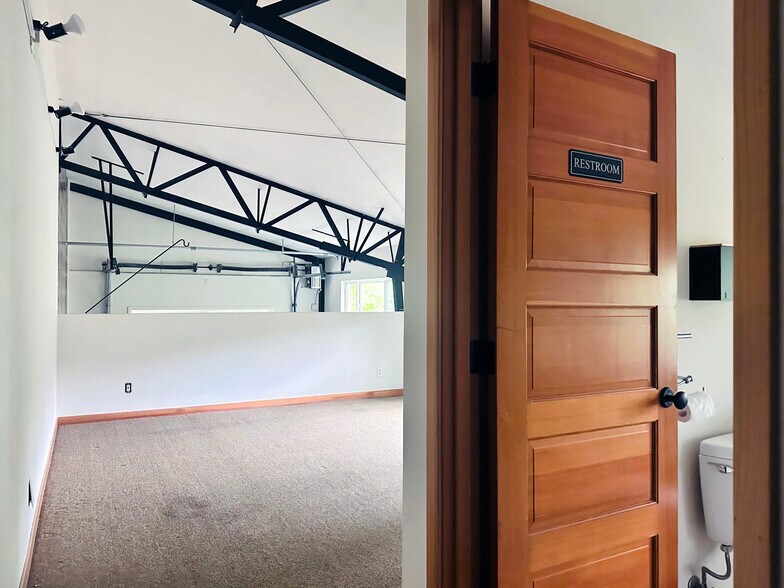 More Photos Of 7321-7327 N Charleston Ave, Portland Freestanding For Lease